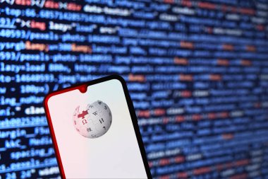 Prag, Çek Cumhuriyeti - 10 21 2024: Wikipedia logosunu gösteren akıllı telefon.