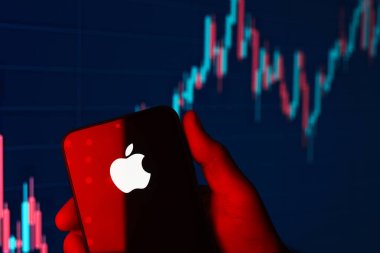 Prag, Çek Cumhuriyeti - 720 2024: Apple logosunu gösteren akıllı telefon