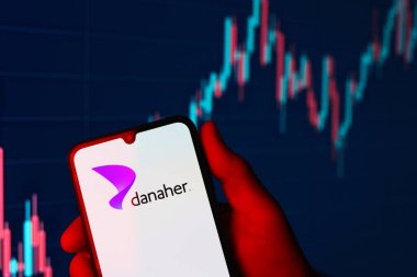 Prag, Çek Cumhuriyeti - 720 2024: Danaher logosunu gösteren akıllı telefon