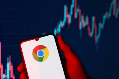 Prag, Çek Cumhuriyeti - 10 21 2024: Yüzeyde Chrome logosu gösteren akıllı telefon.