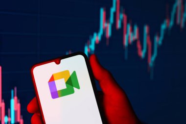 Prag, Çek Cumhuriyeti - 10 21 2024: Google Meet logosunu gösteren akıllı telefon.