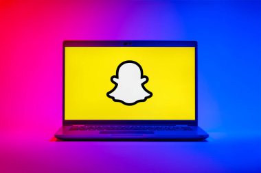 Prag, Çek Cumhuriyeti - 21 Ekim 2024: Snapchat logosunu gösteren modern dizüstü bilgisayar ekranı