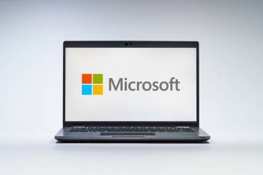 Prag, Çek Cumhuriyeti - 21 Ekim 2024: Microsoft logosunu gösteren modern dizüstü bilgisayar ekranı