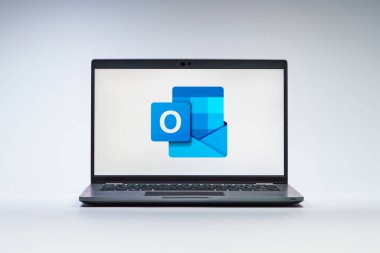 Prag, Çek Cumhuriyeti - 21 Ekim 2024: Microsoft Outlook logosunu gösteren modern bilgisayar ekranı