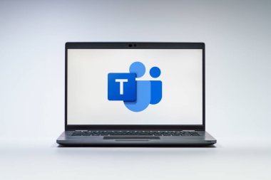 Prag, Çek Cumhuriyeti - 21 Ekim 2024: Microsoft Ekip logolarını gösteren modern dizüstü bilgisayar ekranı