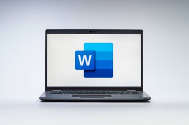 Prag, Çek Cumhuriyeti - 21 Ekim 2024: Microsoft Word logosunu gösteren modern dizüstü bilgisayar ekranı