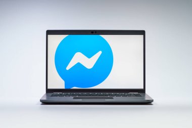 Prag, Çek Cumhuriyeti - 21 Ekim 2024: Kurye logosunu gösteren modern laptop ekranı