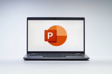 Prag, Çek Cumhuriyeti - 21 Ekim 2024: Microsoft güç noktası logosunu gösteren modern dizüstü bilgisayar ekranı