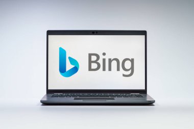 Prag, Çek Cumhuriyeti - 21 Ekim 2024: Bing logosunu gösteren modern dizüstü bilgisayar ekranı