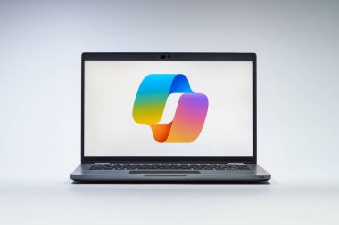 Prag, Çek Cumhuriyeti - 21 Ekim 2024: Microsoft Copilot logosunu gösteren modern dizüstü bilgisayar