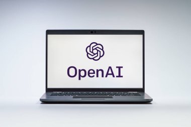 Prag, Çek Cumhuriyeti - 21 Ekim 2024: OpenAI logosunu gösteren modern dizüstü bilgisayar ekranı