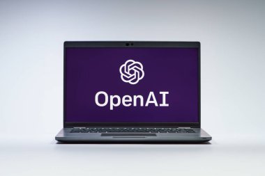 Prag, Çek Cumhuriyeti - 21 Ekim 2024: OpenAI logosunu gösteren modern dizüstü bilgisayar ekranı
