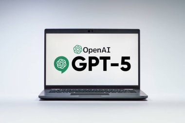 Prag, Çek Cumhuriyeti - 21 Ekim 2024: OpenAI GPT-5 logosunu gösteren modern dizüstü bilgisayar ekranı