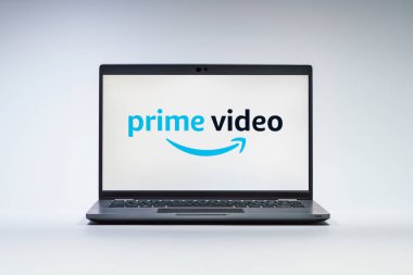 Prag, Çek Cumhuriyeti - 10 21 2024: Prime Video logosunu gösteren bir defter.