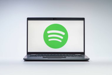 Prag, Çek Cumhuriyeti - 10 21 2024: Spotify logosunu gösteren bir defter.