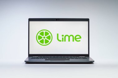 Prag, Çek Cumhuriyeti - 10 21 2024: Yüzeyde kireç logosu gösteren defter.