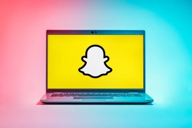Prag, Çek Cumhuriyeti - 21 Ekim 2024: Snapchat logosunu gösteren modern dizüstü bilgisayar ekranı