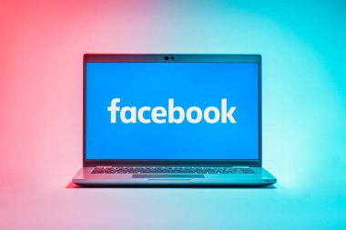 Prag, Çek Cumhuriyeti - 21 Ekim 2024: Facebook logosunu gösteren modern dizüstü bilgisayar ekranı
