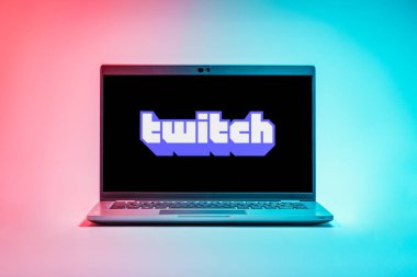 Prag, Çek Cumhuriyeti - 21 Ekim 2024: Yüzey arkaplanındaki modern laptop ekranı seğirme logosunu gösteriyor