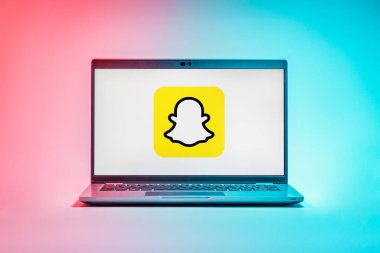 Prag, Çek Cumhuriyeti - 21 Ekim 2024: Snapchat logosunu gösteren modern dizüstü bilgisayar ekranı