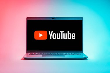 Prag, Çek Cumhuriyeti - 21 Ekim 2024: Youtube logosunu gösteren modern dizüstü bilgisayar ekranı