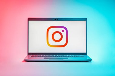 Prag, Çek Cumhuriyeti - 21 Ekim 2024: Instagram logosunu gösteren modern dizüstü bilgisayar ekranı