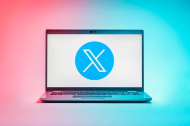 Prag, Çek Cumhuriyeti - 21 Ekim 2024: X logosunu gösteren modern dizüstü bilgisayar ekranı