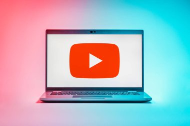 Prag, Çek Cumhuriyeti - 21 Ekim 2024: Youtube logosunu gösteren modern dizüstü bilgisayar ekranı
