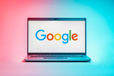Prag, Çek Cumhuriyeti - 21 Ekim 2024: Google logosunu gösteren modern dizüstü bilgisayar ekranı