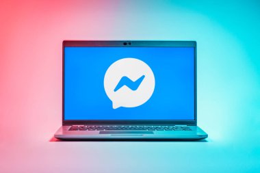 Prag, Çek Cumhuriyeti - 21 Ekim 2024: Kurye logosunu gösteren modern laptop ekranı