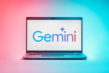 Prag, Çek Cumhuriyeti - 21 Ekim 2024: Gemini logosunu gösteren modern dizüstü bilgisayar ekranı