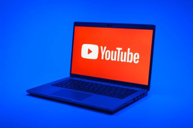 Prag, Çek Cumhuriyeti - 21 Ekim 2024: Youtube logosunu gösteren modern dizüstü bilgisayar ekranı