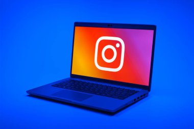 Prag, Çek Cumhuriyeti - 21 Ekim 2024: Instagram logosunu gösteren modern dizüstü bilgisayar ekranı