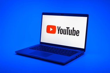 Prag, Çek Cumhuriyeti - 21 Ekim 2024: Youtube logosunu gösteren modern dizüstü bilgisayar ekranı