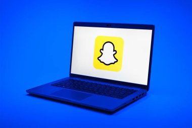 Prag, Çek Cumhuriyeti - 21 Ekim 2024: Snapchat logosunu gösteren modern dizüstü bilgisayar ekranı