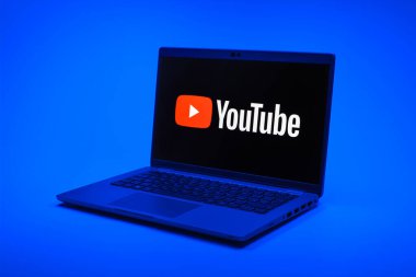 Prag, Çek Cumhuriyeti - 21 Ekim 2024: Youtube logosunu gösteren modern dizüstü bilgisayar ekranı