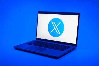 Prag, Çek Cumhuriyeti - 21 Ekim 2024: X logosunu gösteren modern dizüstü bilgisayar ekranı