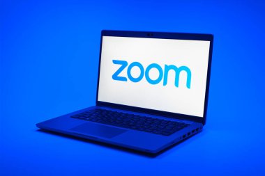 Prag, Çek Cumhuriyeti - 21 Ekim 2024: Zoom logosunu gösteren modern dizüstü bilgisayar ekranı