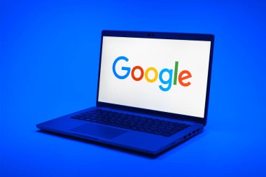 Prag, Çek Cumhuriyeti - 21 Ekim 2024: Google logosunu gösteren modern dizüstü bilgisayar ekranı