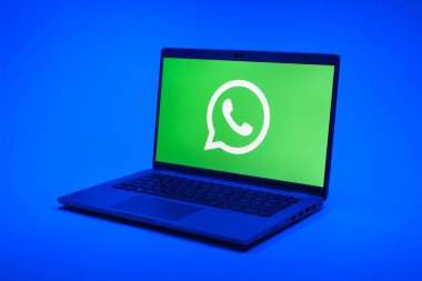 Prag, Çek Cumhuriyeti - 21 Ekim 2024: Yüzey arkaplanındaki modern laptop ekranı Whatsapp logosunu gösteriyor