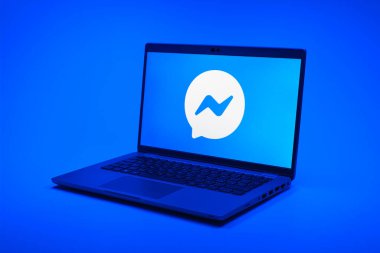 Prag, Çek Cumhuriyeti - 21 Ekim 2024: Kurye logosunu gösteren modern laptop ekranı