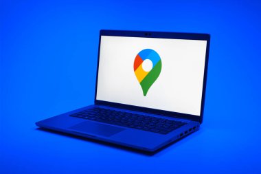 Prag, Çek Cumhuriyeti - 21 Ekim 2024: Google Maps logosunu gösteren modern dizüstü bilgisayar ekranı