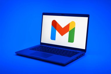 Prag, Çek Cumhuriyeti - 21 Ekim 2024: Gmail logosunu gösteren modern dizüstü bilgisayar ekranı