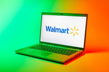 Prag, Çek Cumhuriyeti - 21 Ekim 2024: Walmart logosunu gösteren modern laptop ekranı