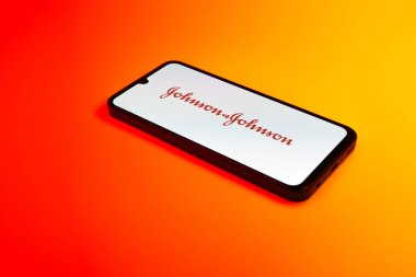 Prag, Çek Cumhuriyeti - 10 21 2024: Johnson ve Johnson logosunu gösteren akıllı telefon.