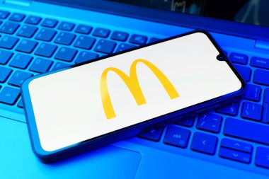 Prag, Çek Cumhuriyeti - 10 21 2024: Yüzeyde McDonalds logosunu gösteren akıllı telefon.