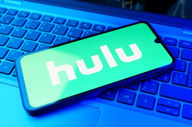 Prag, Çek Cumhuriyeti - 720 2024: Yüzeyde Hulu logosunu gösteren akıllı telefon
