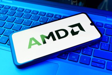 Prag, Çek Cumhuriyeti - 720 2024: Yüzeyde AMD logosu gösteren akıllı telefon