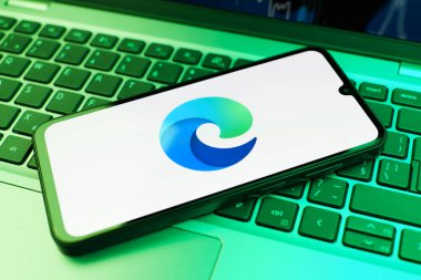 Prag, Çek Cumhuriyeti - 21 Ekim 2024: Microsoft Edge logosunu gösteren modern akıllı telefon aygıtı.