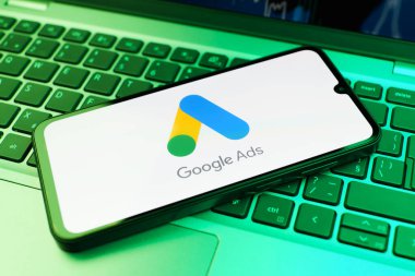 Prag, Çek Cumhuriyeti - 720 2024: Google Ağ logosunu gösteren akıllı telefon